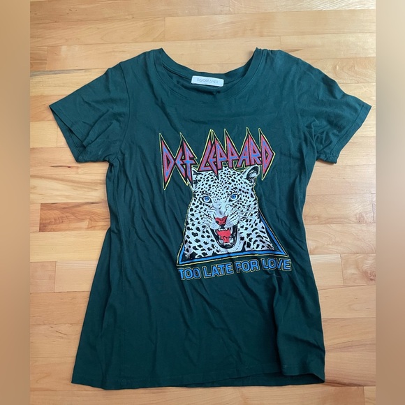 Daydreamer Tops - Daydreamer Def Leopard t shirt women’s size small